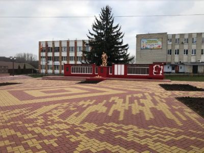 Братская могила воинов Советской Армии и партизан, погибших в период Великой Отечественной войны. Захоронено 413 человек, установлено фамилий на 218 человек. Скульптура установлена в 1963 г.