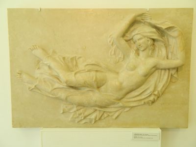 Рельеф «Парящая нимфа» (ск. Г.Брахерт, мрамор)