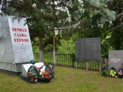 Братская могила воинов Советской Армии, воздушно-десантной бригады, погибших 28 марта 1942 года