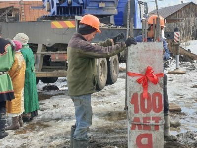 100 лет ЯАССР. Сегодня в Нюрбинском улусе Якутии установили первую сваю здания школы