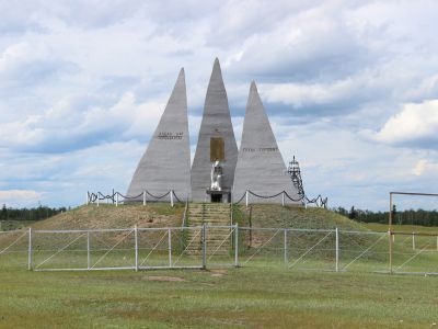 Монумент «Саха ус кырыылаах буойуннара», посвященный воинам, участникам Великой Отечественной войны (1941-1945 гг.)