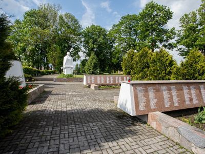 Мемориальный комплекс на братской могиле советских воинов, погибших в ноябре 1944 года