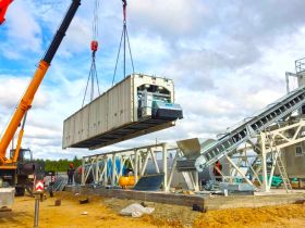 Паромную переправу запустили на стройке Ленского моста в Якутии