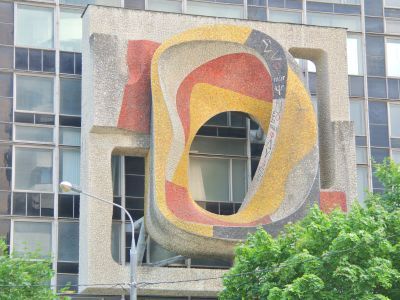 Рельеф-эмблема на фасаде Центрального экономико-математического института