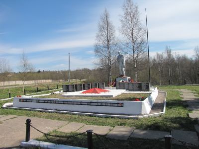 Братское захоронение советских воинов, погибших в 1941-44 гг.