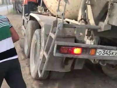 В Якутске оштрафовали водителя, слившего цемент в озеро