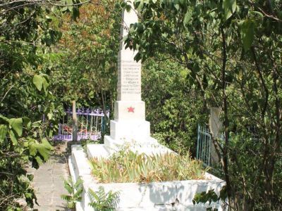 Братская могила красноармейцев и борца за Советскую власть в Крыму И.А.Назукина
