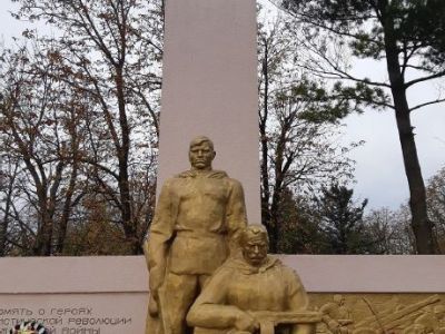 Братская могила воинов и мирных жителей, погибших в годы гражданской и Великой Отечественной войн