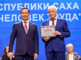 Айсен Николаев наградил 50 якутян премией «Человек труда»