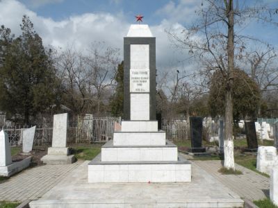 Памятник на братской могиле воинам, умершим от ран в госпиталях в 1941-1945 гг. и воинское кладбище