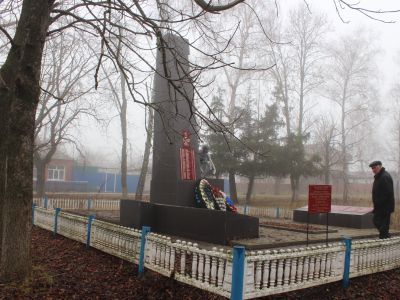 Братская могила советских воинов, погибших в боях с фашистскими захватчиками в 1943 году. Захоронено 153 человека, имена установлены. Скульптура партизанки и девочки