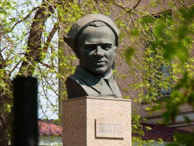 Памятник Аркадию Гайдару