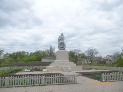 Братская могила советских воинов, погибших в боях с фашистскими захватчиками в 1943 году. Захоронено 24 человека, имена установлены. Скульптура советского воина с венком