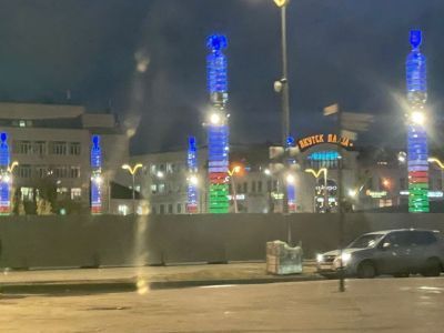 Фото: в День государственности колонны-сэргэ на площади Ленина окрасились в цвета флага Якутии