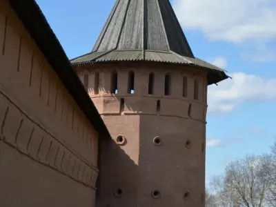 Прясло восточной стены между Северо-восточной наугольной башней и Северной башней