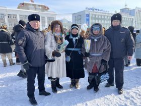 Якутские полицейские поздравили народных мастериц с наступающим 8 Марта