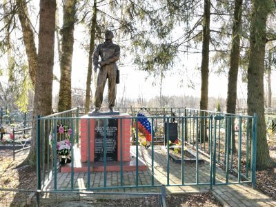 Братская могила советских летчиков