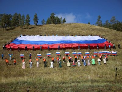 Большой триколор развернули в Якутске на сопке Чочур Муран