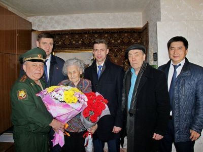 В Мирном поздравили жительниц города, воевавших на фронтах Великой Отечественной войны