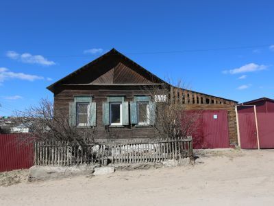 Дом, где жил доктор Цыбиктаров С.Б.-видный общественный деятель, в 1917-1918 гг. председатель Селенгинского аймисполкома, расстрелянный унгеровцами в Монголии в 1921 г.