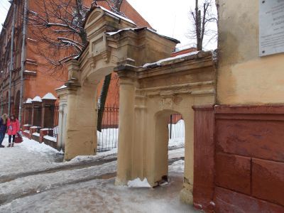 Ворота у здания