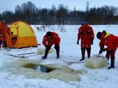 Водолазы спустя 10 дней нашли тело женщины, утонувшей в проруби на Крещение