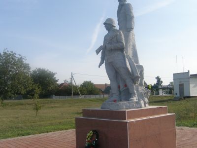 Братская могила советских воинов, погибших в боях с фашистскими захватчиками