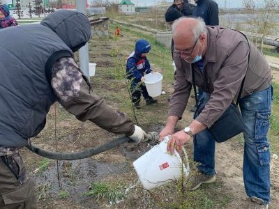 Сотрудники Сбербанка благоустроили площадь Победы в Якутске