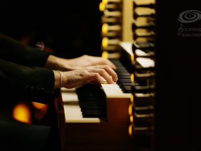 Ludovico Einaudi. Орган при свечах