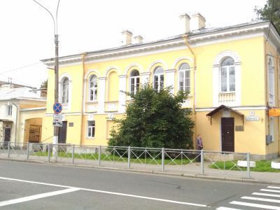 Жилой дом с флигелем