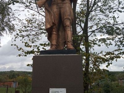 Братская могила воинов Советской Армии, погибших в январе 1943 года. Захоронено 146 человек, установлено фамилий на 17 человек. Скульптура установлена в 1965 году