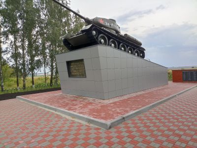Памятник погибшим танкистам 96 танковой бригады им. Ленинского Комсомола. Памятник открыт 5 августа 1978 года. На постаменте установлен танк Т-34, участвовавший в боях в период Великой Отечественной войны. Установлена мемориальная доска