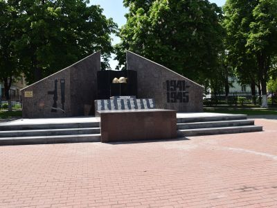 Памятный знак, установленный в честь 106 работников КМАстроя, не вернувшихся с фронтов Великой Отечественной войны 1941-1945 годов. Железобетон, обрамлен гранитной плитой. На постаменте каски солдата и шахтера. Скульптор Д.Ф.Горин