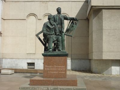 Памятник Виктору Михайловичу и Апполинарию Михайловичу Васнецовым, ск. Орехов Ю.Г., арх. Хаджибаронов С.П.