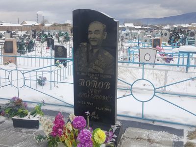Могила полного кавалера ордена Славы П.А.Попова (1916 – 2005 гг.)
