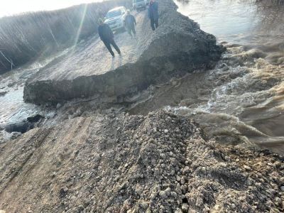Талые воды размыли дорогу в Таттинском районе