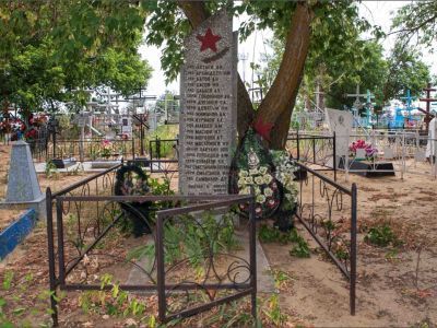 Братская могила советских воинов