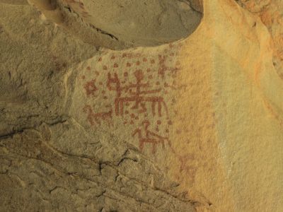 Наскальный рисунок “козел со скрещенными рогами"