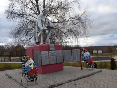 Братская могила советских воинов, погибших в боях с фашистскими захватчиками в 1943 году. Захоронено 206 человек, установлены имена 205 человек. Скульптура советского воина