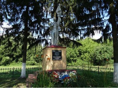 Братская могила воинов Советской Армии, погибших в марте 1943 года. Захоронено 67 человек, установлено фамилий на 67 человек. Скульптура установлена в 1968 году