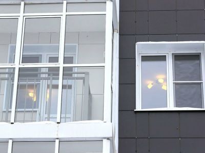 МВД: выпавшая в Батагае с балкона девочка находилась дома без взрослых