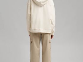 Толстовка объемного кроя из футера