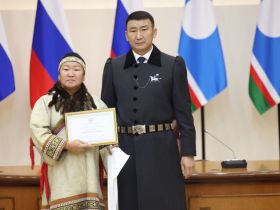 Носителям традиционной культуры вручили стипендии главы Якутии