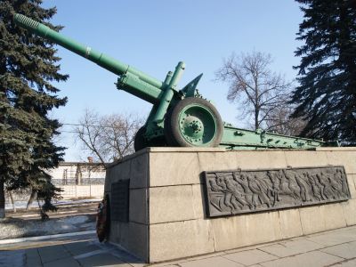 Памятный знак воинам 30-й и 1-й ударных армий - 152-мм гаубица, установленная в честь освобождения г. Клина от немецко-фашистских захватчиков
