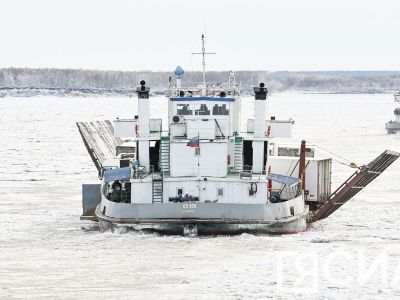 Два парома работают на переправе Якутск — Нижний Бестях