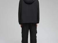 Ветровка с капюшоном