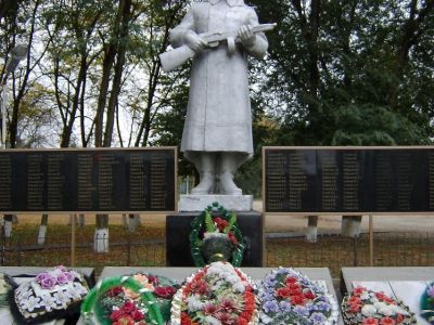 Братская могила воинов Советской Армии и красных партизан, погибших в годы гражданской и Великой Отечественной войн