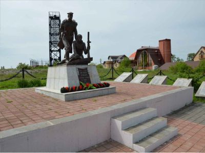 Братская могила советских воинов