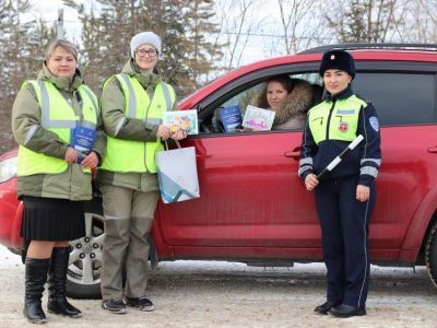 В Якутии автомобилистов поздравили с наступающим праздником