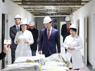 Айсен Николаев ознакомился с ремонтными работами в поликлинике